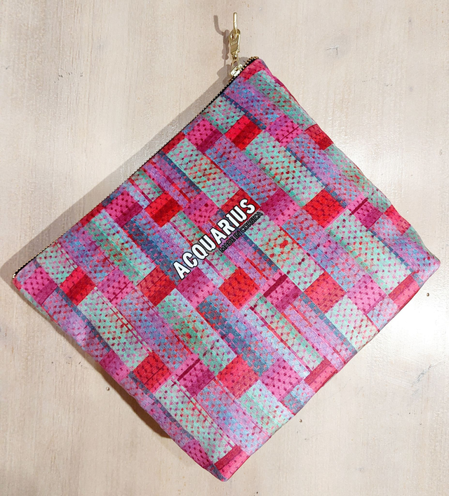 Madras. Pochette en velours.