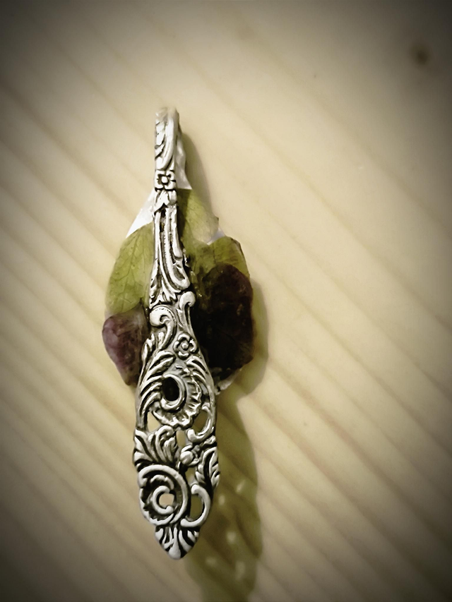 Pendentif hortensia et métal argenté