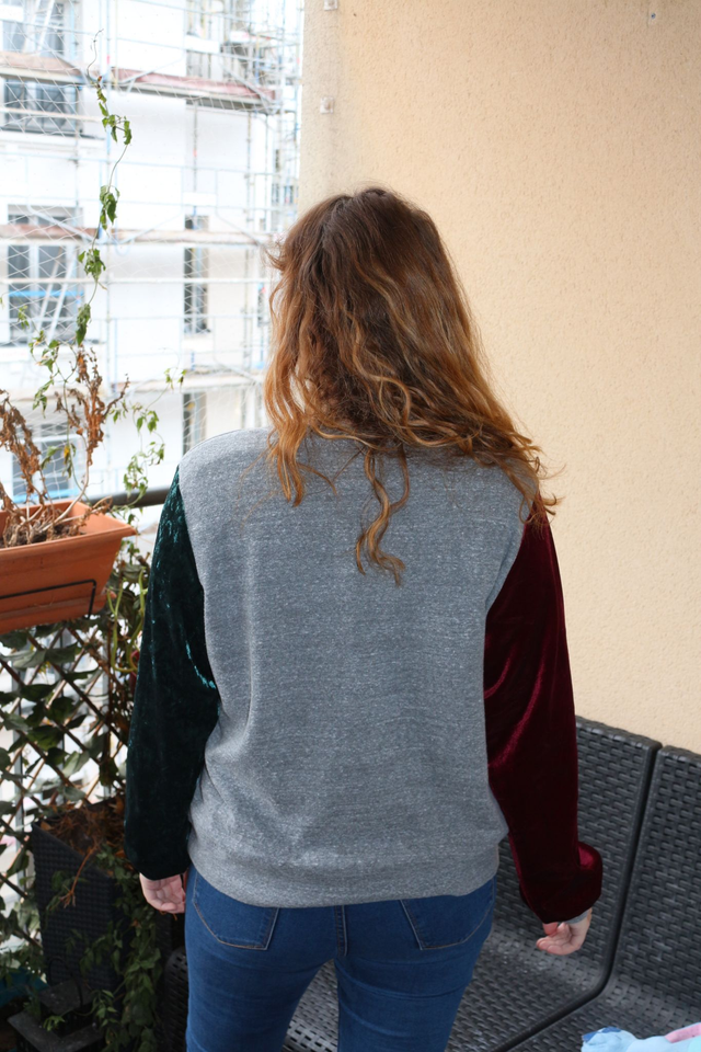 Pull de Noël Upcyclé "Grinch Reworked" T.L - Manches Velours Asymétriques (Rouge/Vert)