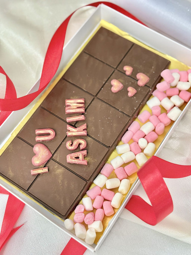 Dubai Kunafa Chocolate - Make it yours! Personalised Chocolate