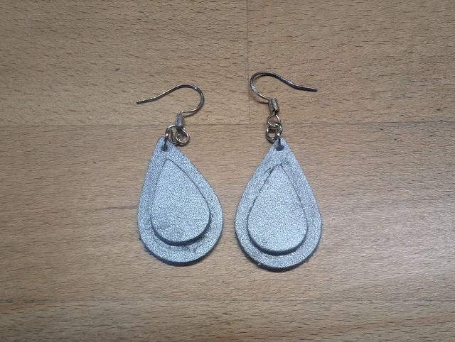 Boucles d&#039;oreille en cuir argenté.