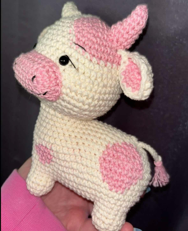 (915) Vache debout blanche et rose 20cm 
