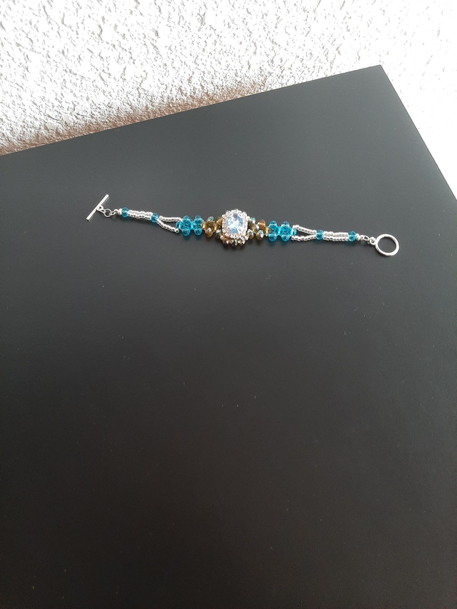 bracelet inoxydable en perle  cristal , bleu saphir cadran strass imite saphir , fermoir OT silver		 		