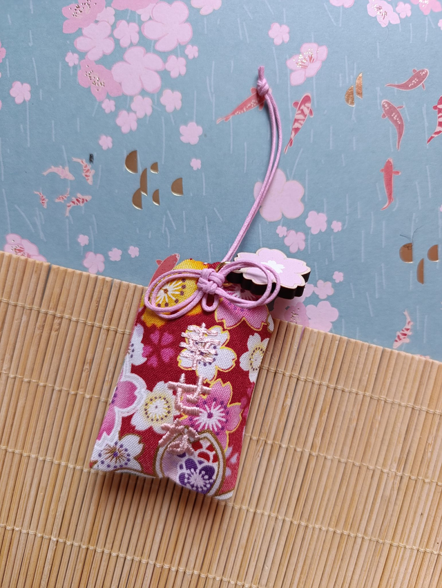 Omamori rosa-rote Kirschblüten