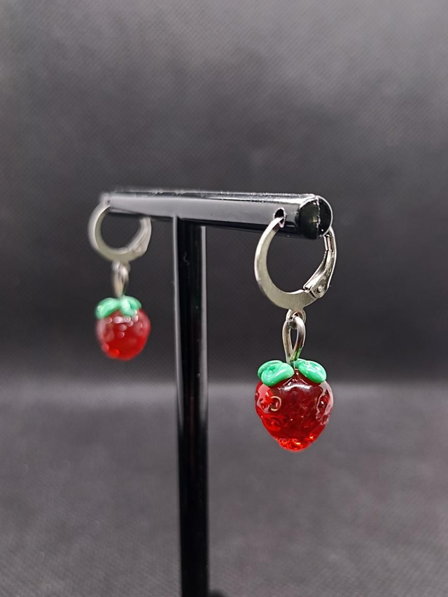 Boucles d&#039;oreilles Fraise en verre