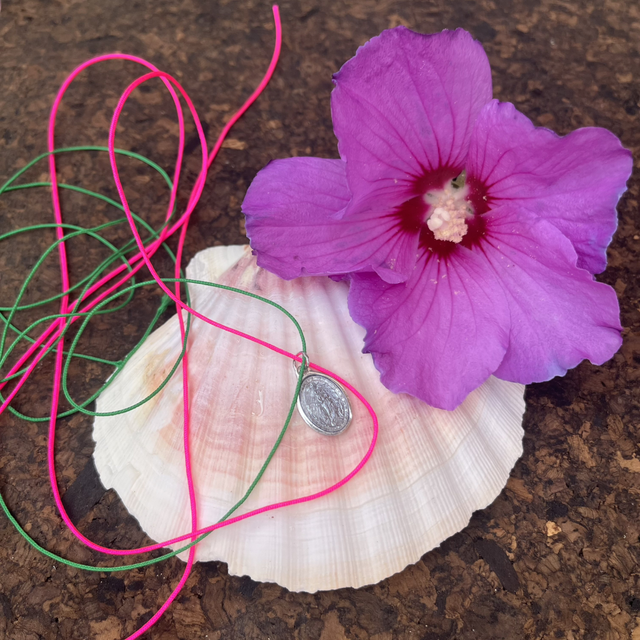 Médaille cordon nylon rose et vert 