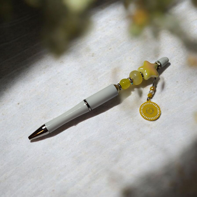 Stylo perles jaune blanc
