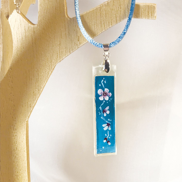 Collana "Fiori di ciliegio" azzurra lunga