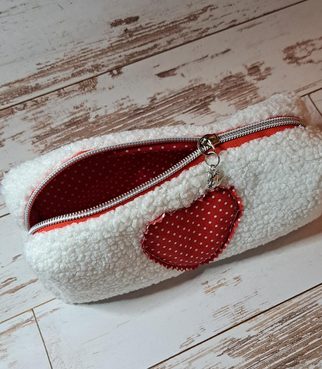 Trousse moumoute blanche à cœur rouge 