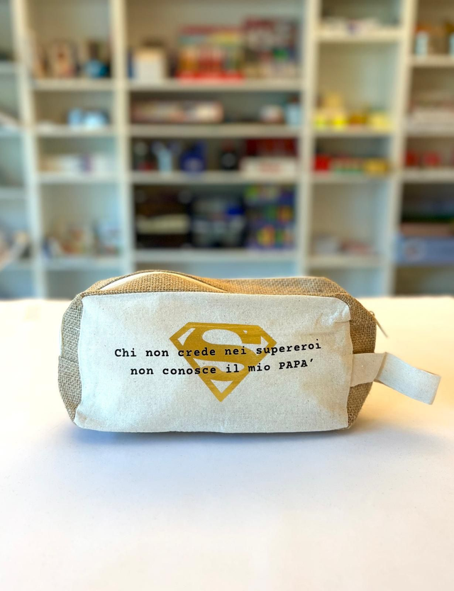 Beauty case "Chi non crede nei supereroi non conosce il mio PAPA'"