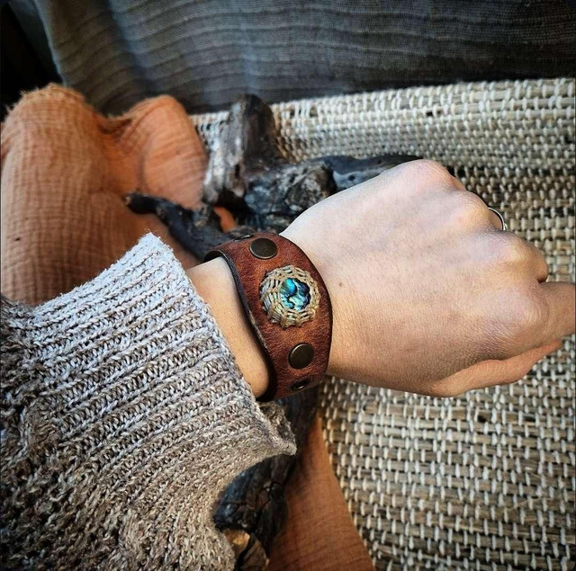 Bracelet fin et sa pierre en nacre d&#039;ormeau