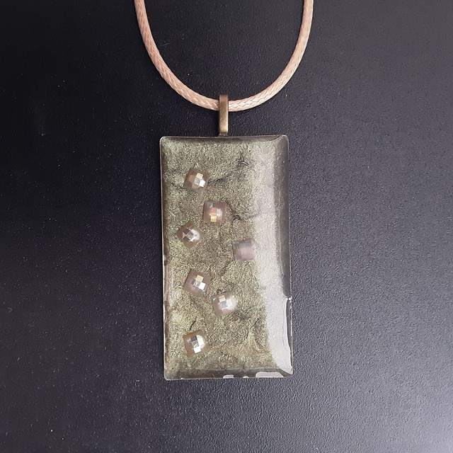 Pendentif rectangle collection Elégance fond vert de gris et incrustation irisée