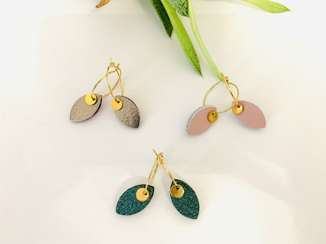 Créoles en acier inoxydable avec pétales de cuir réversible