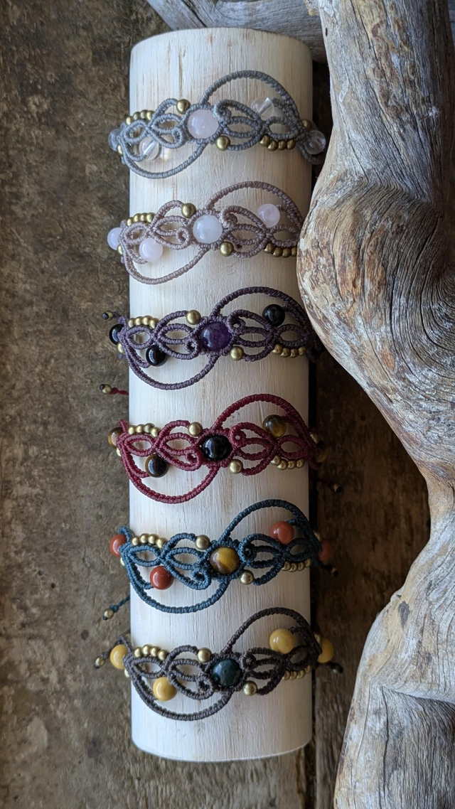 Bracelets féerique en macramé, pierres fines et laiton brut 