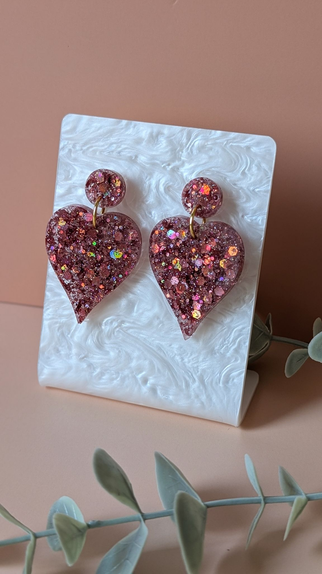 Boucles d&#039;oreilles roses pailletées en résine