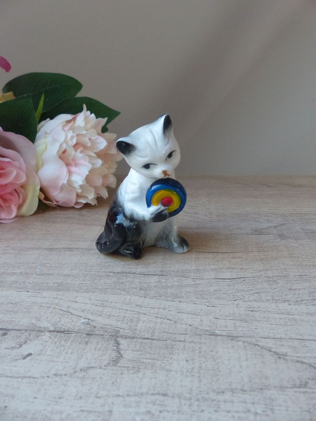 Figurine mignon chaton en céramique jouant avec une balle un jouet coloré collection Vintage