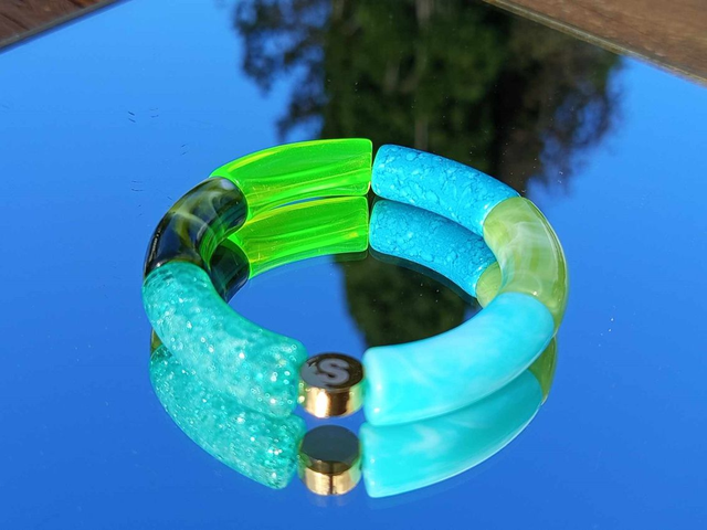 Bracelet perles tubes incurvées acrylique Anjali Neele Hare