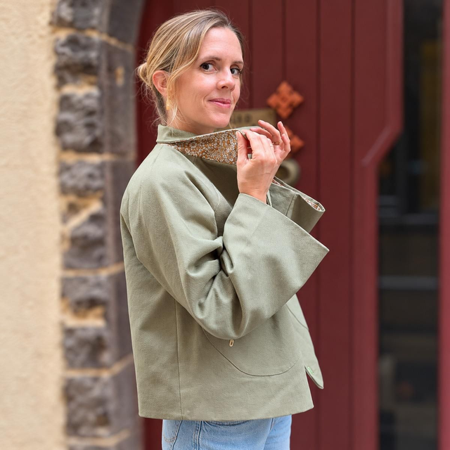 Trench court femme kaki et liberty – fabriqué en France sur-mesure