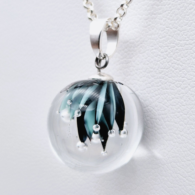 Pendentif Ariel bleu et noir