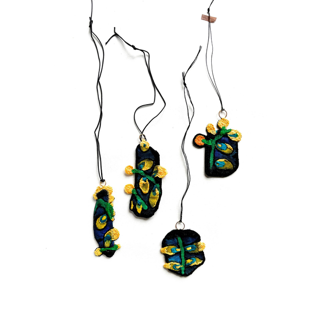 4 bijoux de mur peints et brodés à motifs végétaux 