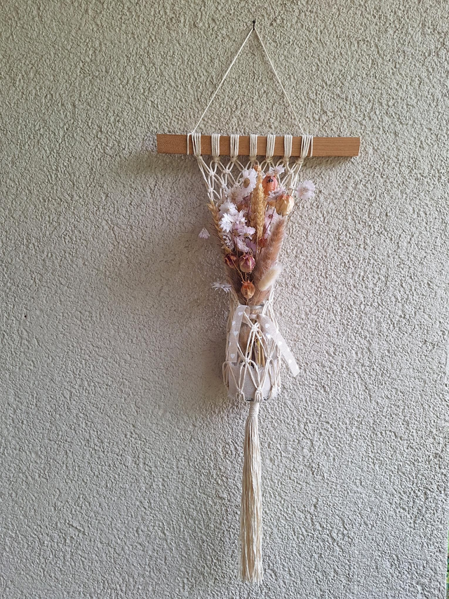 Blumenampel mit Wandbehang