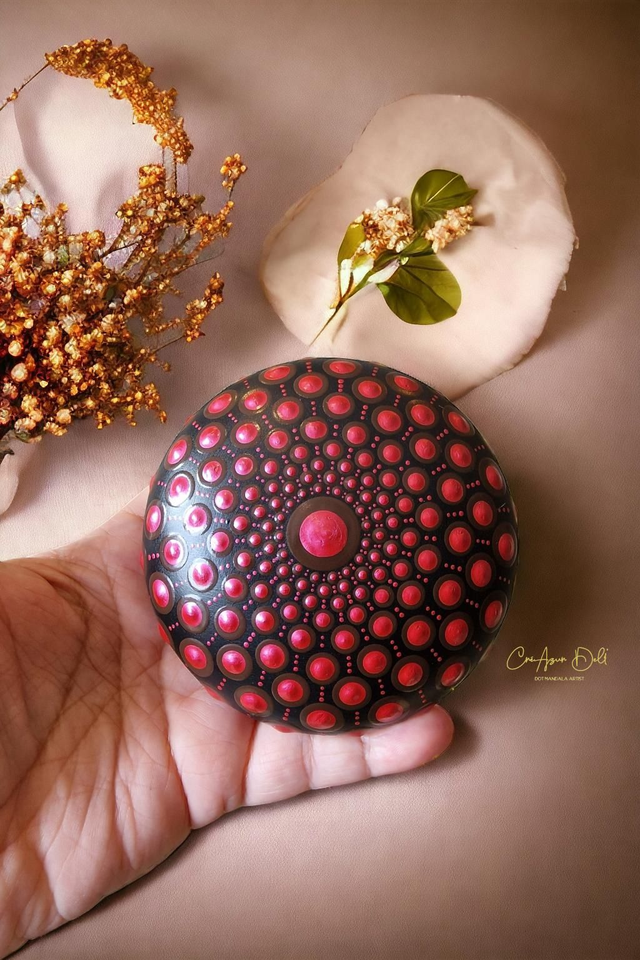 Pierre de méditation mandala rouge– Peinte à la main – Pièce unique
