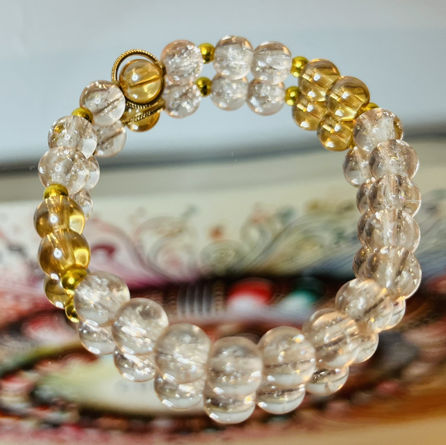 Crystal Dawn Armband – Beige Crackle Kralen &amp; Goudaccenten | Handgemaakt 