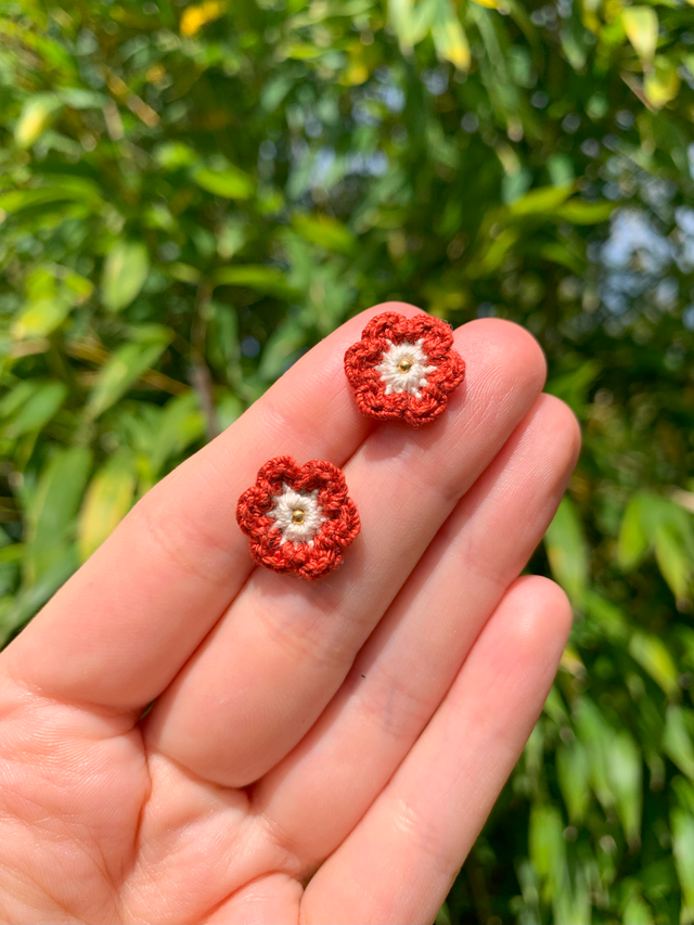 Puces d’oreilles Fleurettes ~ Rouge / Lin