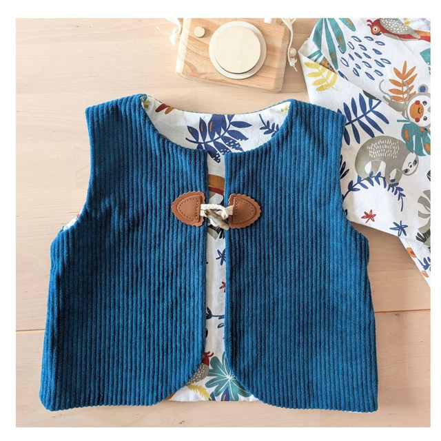 Noël – Ensemble chemisette + gilet – Taille 2 ans – Tissu coton blanc et motifs animaux tropicaux