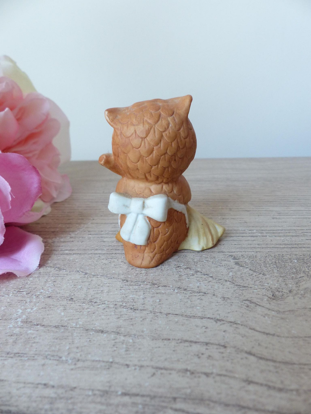 Figurine Chouette Ménagère en Céramique – Hibou avec Balai – Statuette Vintage Symbolique – Cadeau Retraite, Nouveau Départ, Crémaillère