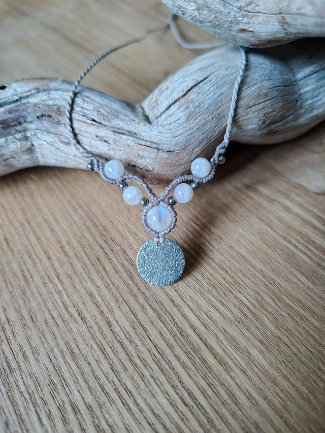 Lumière lunaire - collier en micro-macramé &amp; Péristérite