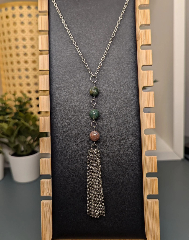Collier long, sautoir, avec une chaine de couleur argent, perles naturelles d&#039;agate indienne verte, et un pompon en chaine argentée.