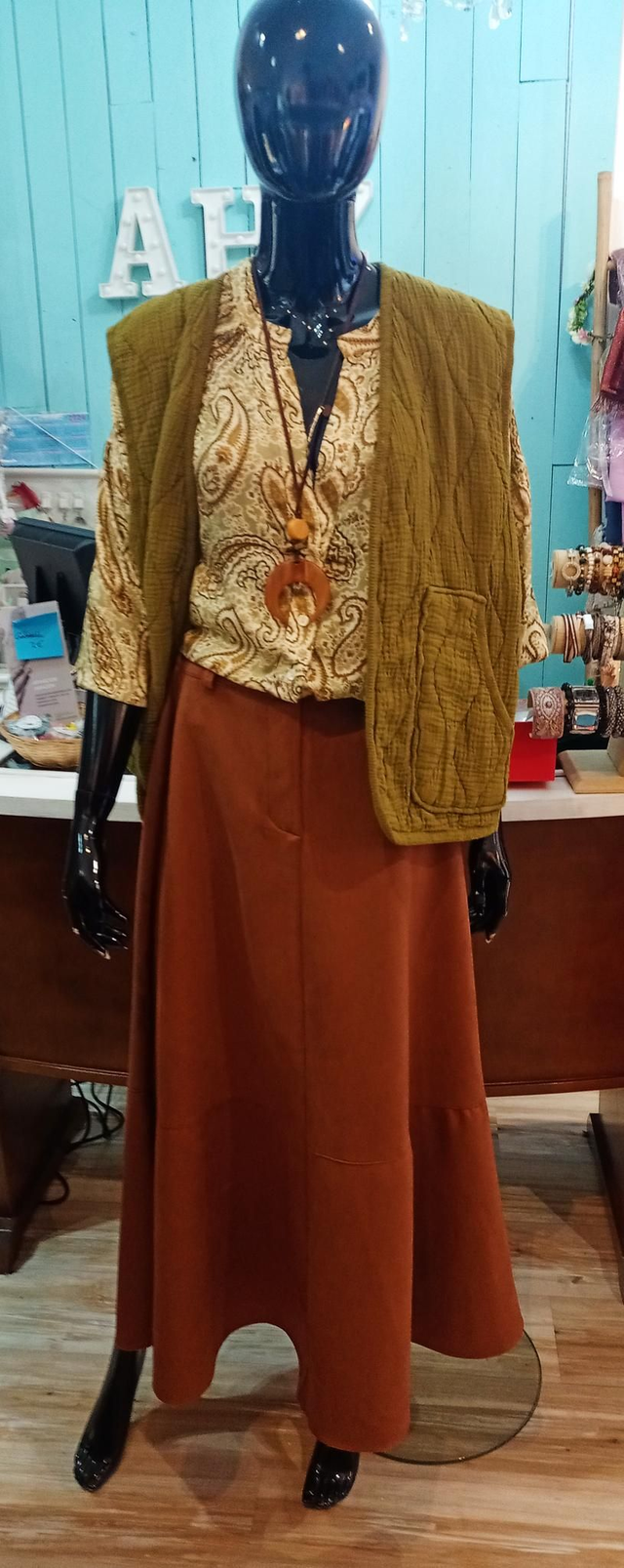 Falda midi tipo ante camel