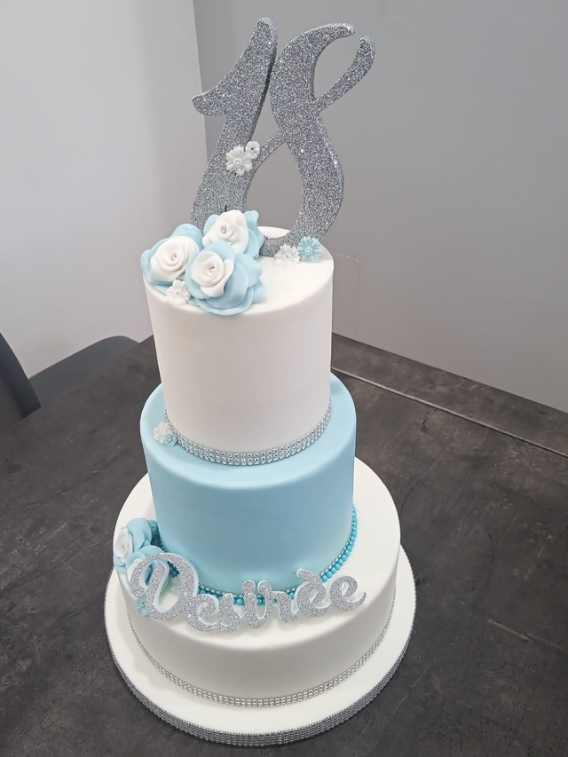 Torta In Pasta Di Zucchero 4 Piani Personalizzata