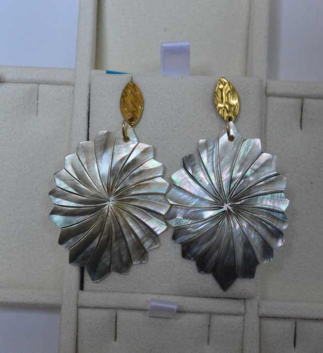 Boucles d'oreilles - clou ovale doré acier inoxydable attache 1cm - fleur nacre 4 cm - longueur 5 cm