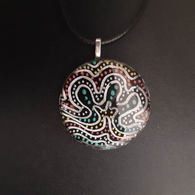 Pendentif rond collection Ethnique-fond noir et décor argent