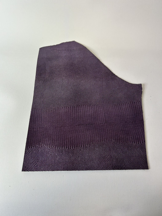 Chute de cuir violet métallisé imitation lézard