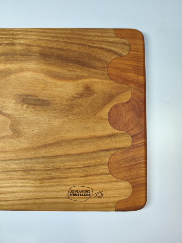 Planche “Ondulo” – Assemblage de merisier massif (25 x 26 cm)