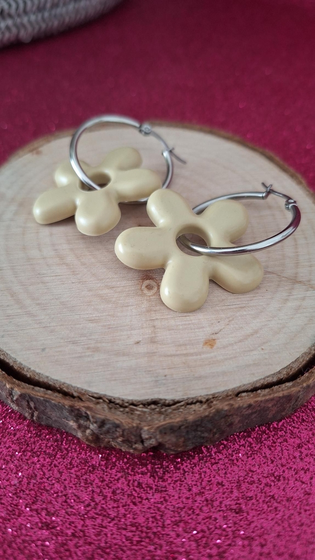 Créoles argentées fleurs beige