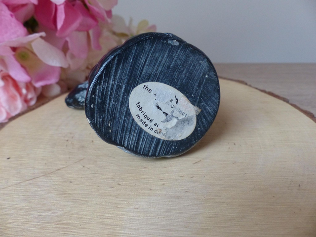 Sculpture ours noir assis sur un rocher The Aardik Collection, Figurine d’ours solitaire vintage fait à la main au Canada