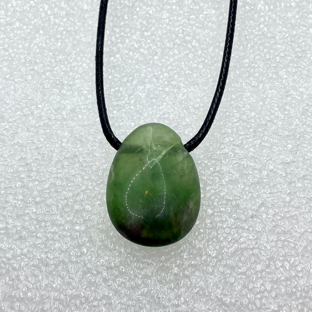 Pendentif Galet en Fluorine – Cordon PU