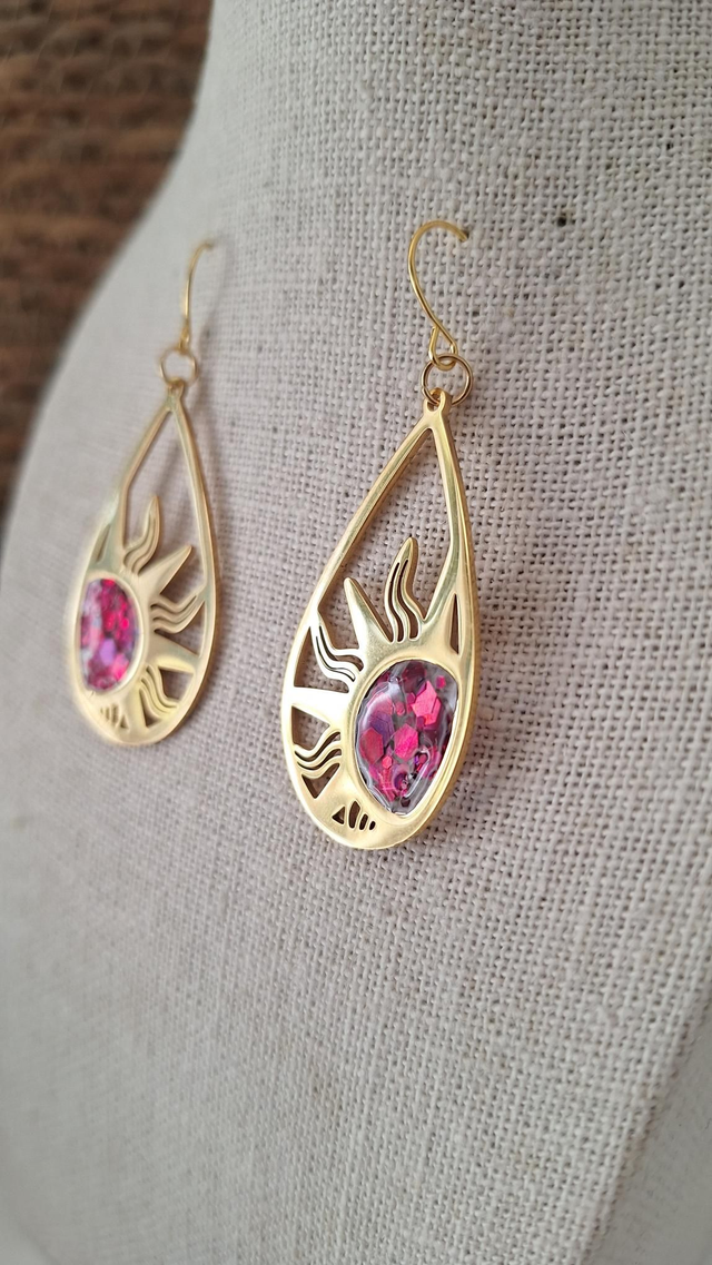 Boucles d&#039;oreilles soleil gouttes à paillettes roses 