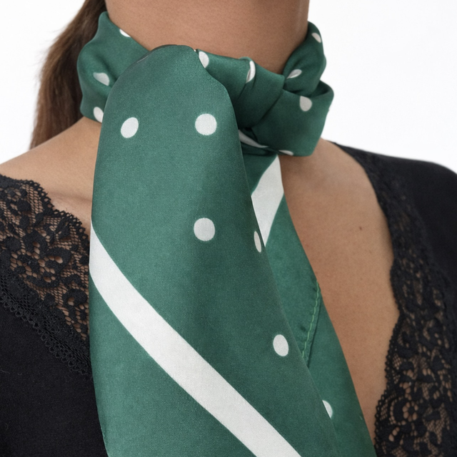 Pañuelo satinado lunares verde 