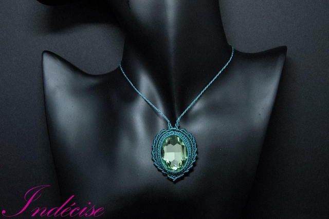 Collier vert ajustable, cristal vert et macramé, finition acier inoxydable