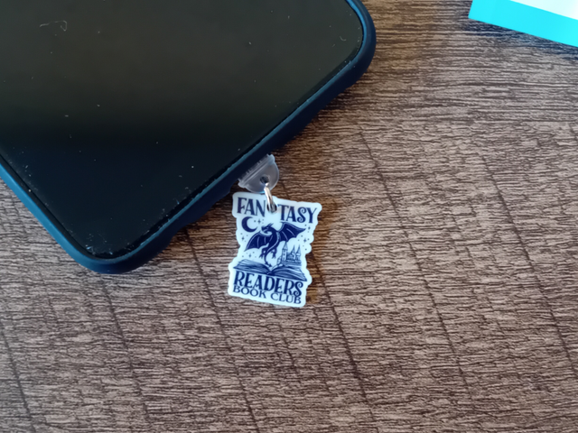 Bijou de téléphone anti-poussière “Fantasy Reader Book Club” – Accessoire pour liseuse, smartphone iOS & Android