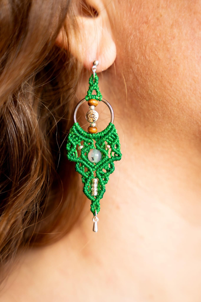 Boucles d&#039;oreilles en micro-macramé vert et Agate veine de dragon 