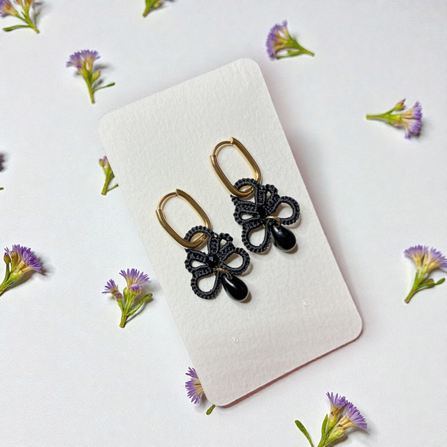 Boucles d'oreilles en dentelle de frivolité et perle noire sur créole