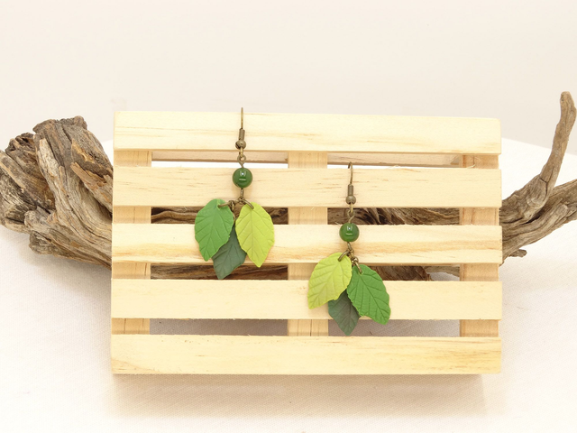 Pendientes de hojas en cadena