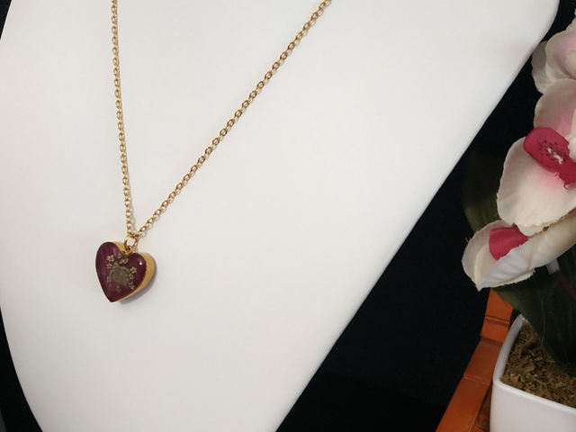 Collier doré au cœur rouge fleuri