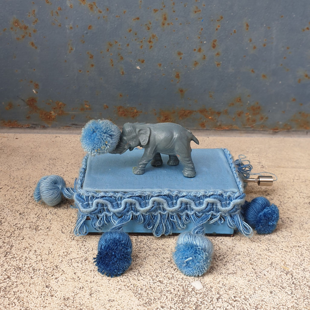 Elephant en parade - boîte à musique  pièce unique 